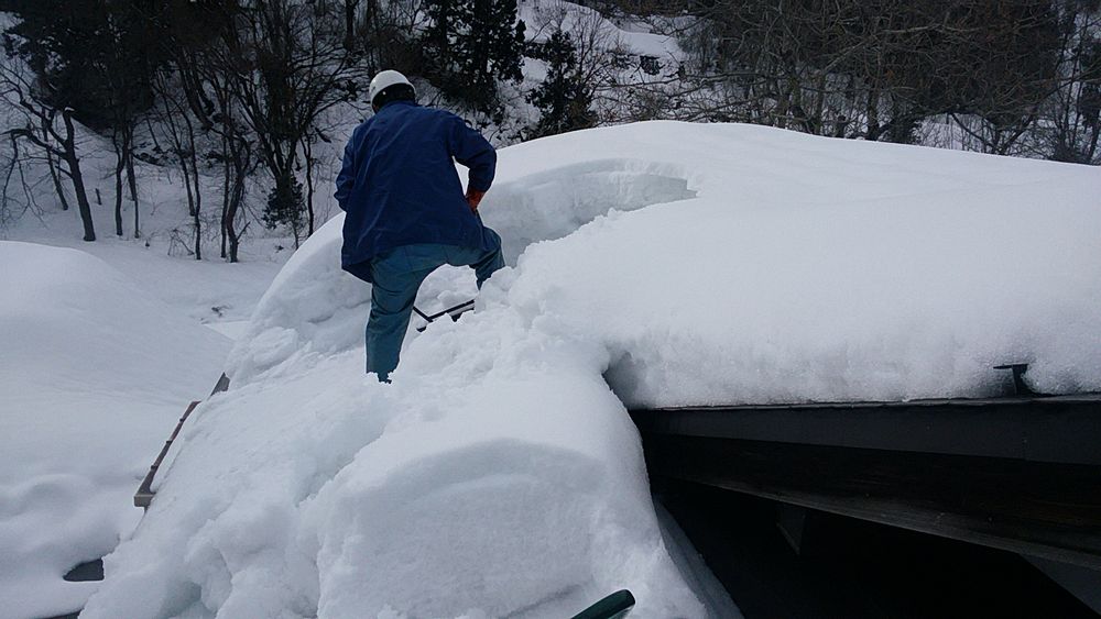 屋根の雪掘り