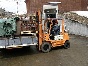 雪中貯蔵酒　小さな空　雪むろへ搬入