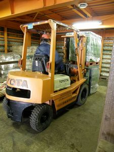 雪中貯蔵酒　小さな空　雪むろへ搬入