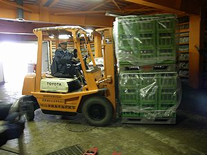 雪中貯蔵酒　小さな空　雪むろへ搬入
