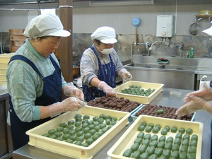 あんを包んでいます