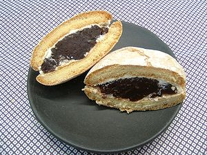 中には、粒あんとクリーム